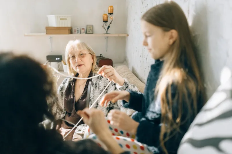Deux aiguilles, deux amies : le tricot en duo qui change tout