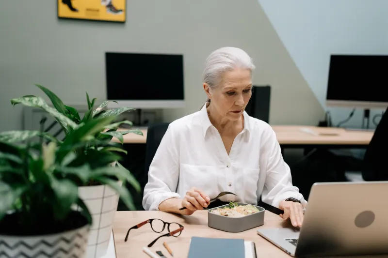 Aiguilles et clavier : nos astuces pour tricoter à la pause déjeuner sans se faire repérer